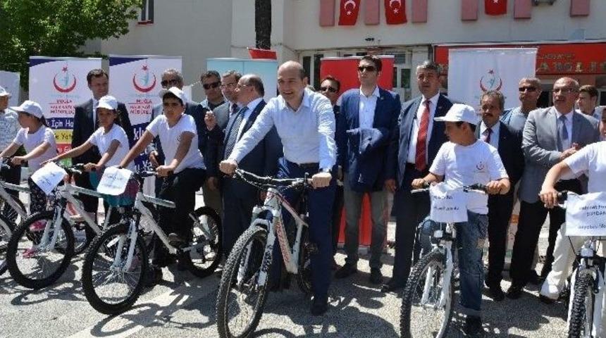 Bakan Soylu Bisiklet Dağıttı