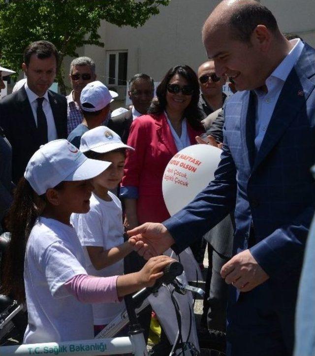 Bakan Soylu Bisiklet Dağıttı