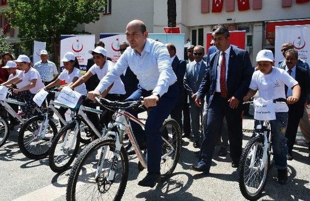 Bakan Soylu Bisiklet Dağıttı