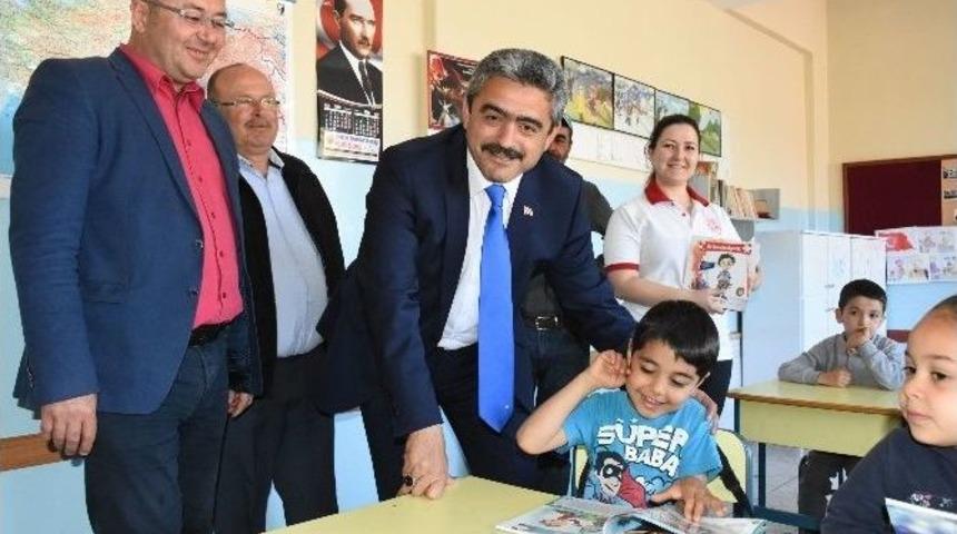 &Ccedil;ocuklar Başkan Amcalarından Oyun Kitabı Ve Bilet Aldı