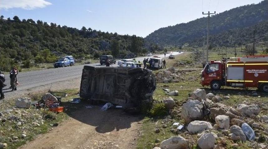 Devrilen Minib&uuml;s&uuml;n Altında Kalan S&uuml;r&uuml;c&uuml; Hayatını Kaybetti