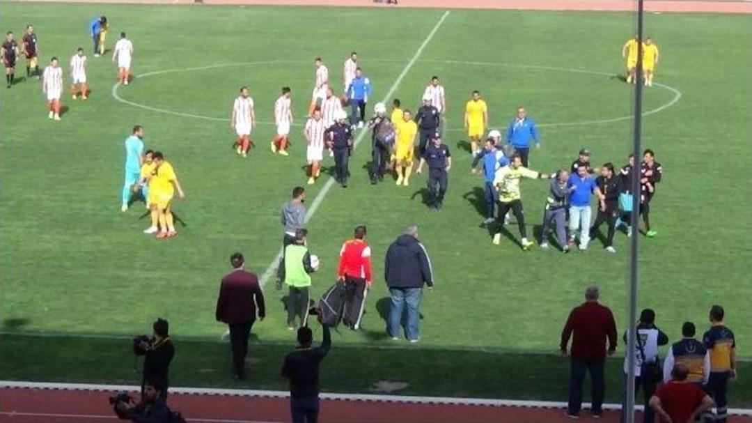 Ma&ccedil;taki Taraftar Kavgasını Polis &Ouml;nledi