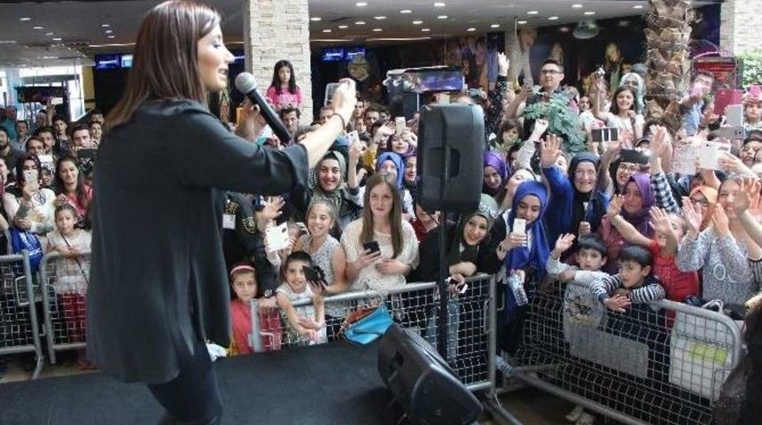 İrem Derici Bolu&rsquo;da Hayranlarıyla Buluştu