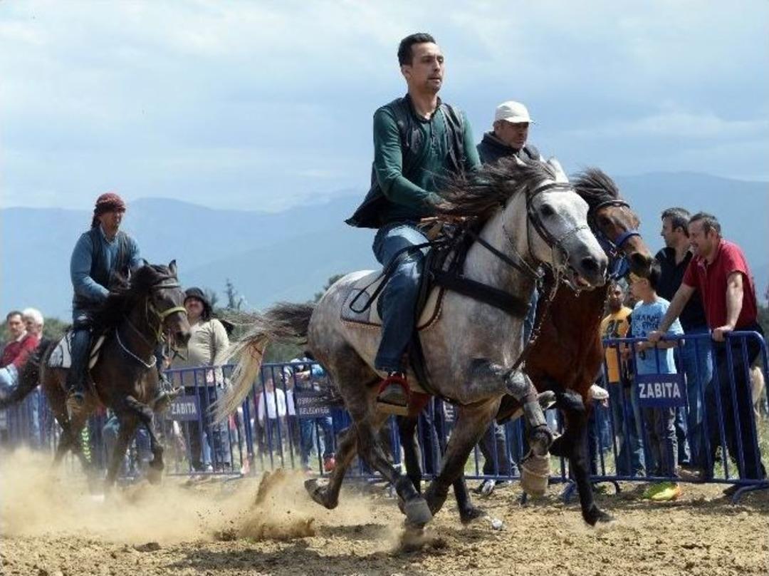 Bursa&rsquo;da Rahvan At Yarışları Nefes Kesti