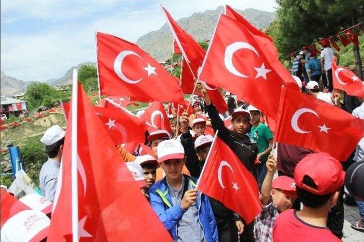 ’ermeni Soykırımı’ İddialarına Karşı Dev Türk Bayrağıyla Yürüdüler G2