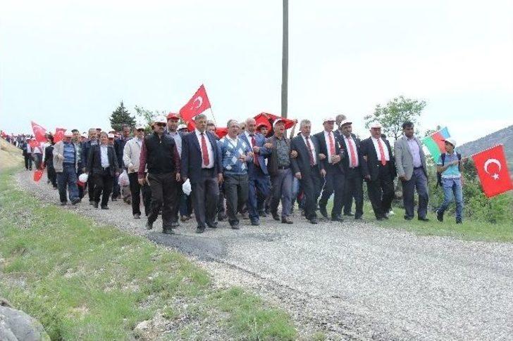 ’ermeni Soykırımı’ İddialarına Karşı Dev Türk Bayrağıyla Yürüdüler G4