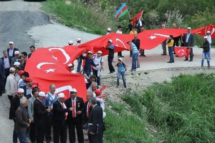 ’ermeni Soykırımı’ İddialarına Karşı Dev Türk Bayrağıyla Yürüdüler G5