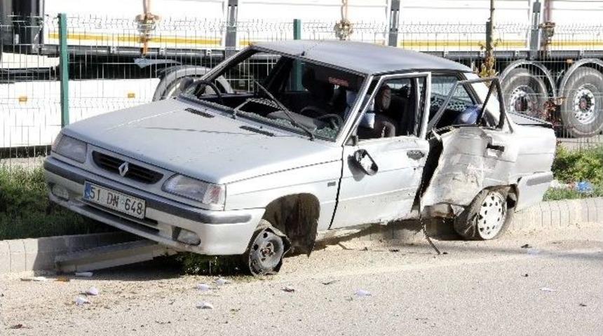 Tekerleği Patlayan Otomobil Kaza Yaptı: 3 Yaralı