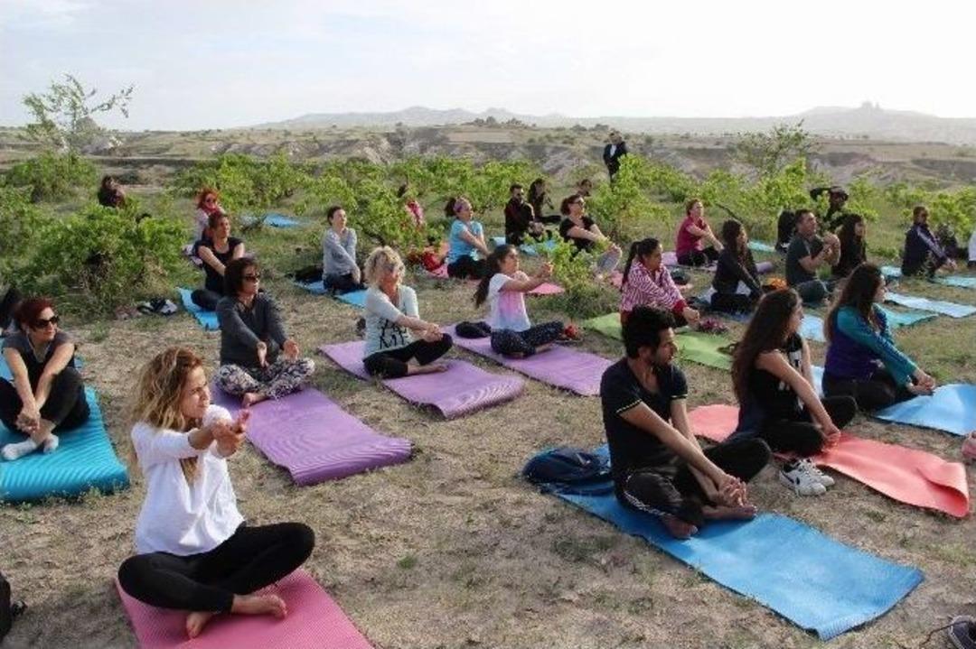 Kapadokya&rsquo;da G&uuml;n Batımında Yoga Yaptılar