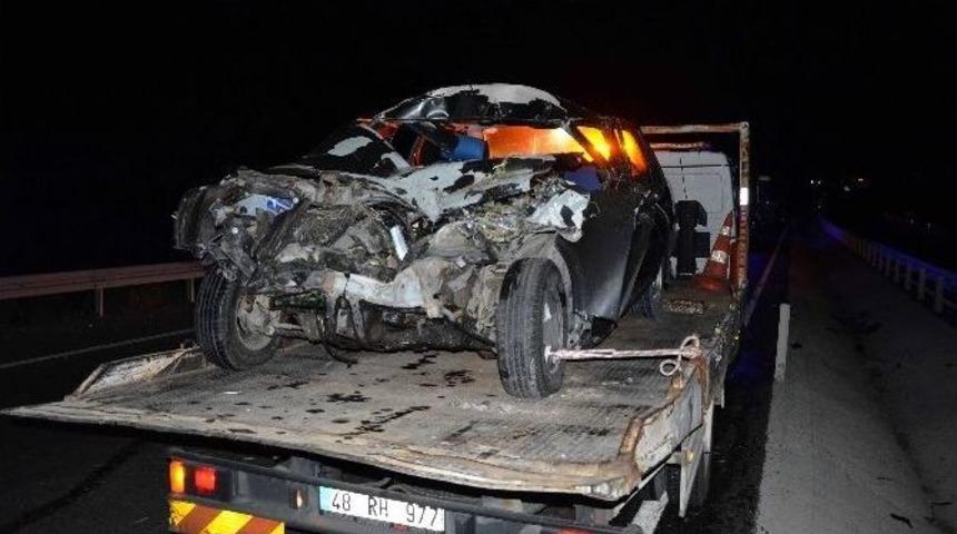 K&ouml;yceğiz&rsquo;de Ot Y&uuml;kl&uuml; Trakt&ouml;r Otomobille &Ccedil;arpıştı, 2 Ağır Yaralı