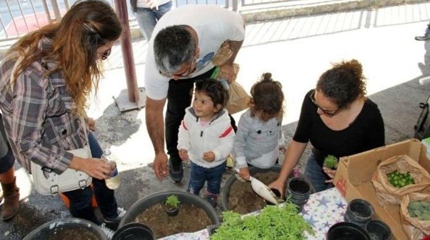 Kartallı Minik Eller Toprakla Buluştu