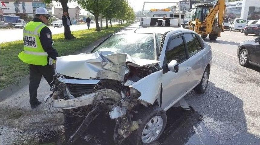 Otomobil Direğe Çarptı: 1 Yaralı