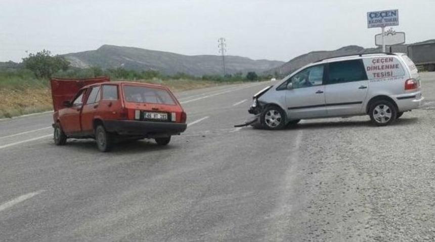 G&ouml;lbaşı&rsquo;nda İki Otomobil &Ccedil;arpıştı: 5 Yaralı