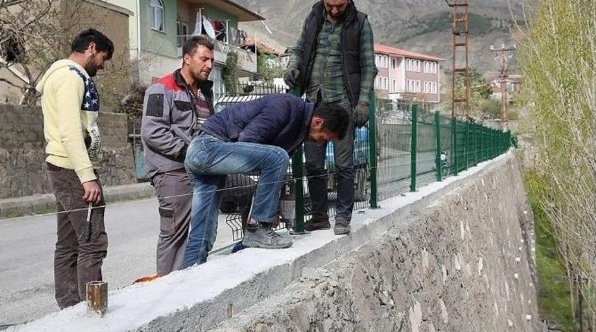 Y&uuml;ksek Duvarlara &Ccedil;it Tel &Ouml;rg&uuml;l&uuml; G&uuml;venlik