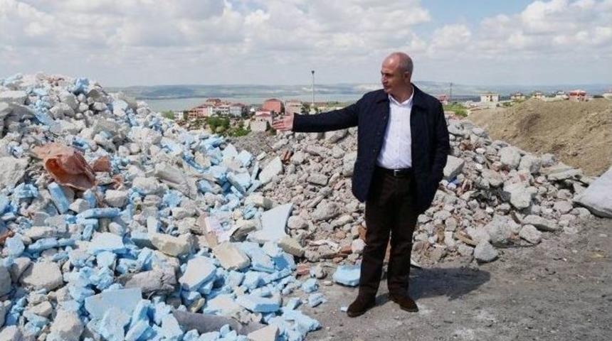 (&ouml;zel Haber) G&ouml;l Havzası&rsquo;na D&ouml;k&uuml;len Molozlar B&uuml;y&uuml;k&ccedil;ekmece G&ouml;l&uuml;&rsquo;n&uuml; Tehlikeye Sokuyor