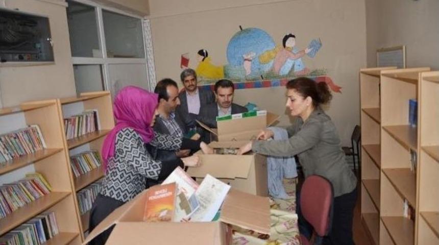 Okul K&uuml;t&uuml;phanesine Kitap Hediye Edildi
