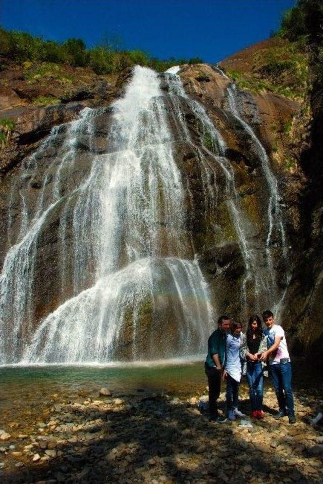 Ağaran Şelalesi Turistlerin Yeni Gözdesi Oldu