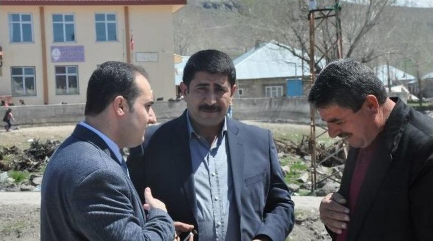 Patnos Ziraat Odası Başkanı Hakan Hakverdi, Tarlalarını S&uuml;ren &Ccedil;ift&ccedil;ileri Tarlada Ziyaret Etti.