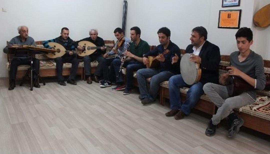 Streslerini T&uuml;rk Sanat M&uuml;ziğiyle Atıyorlar