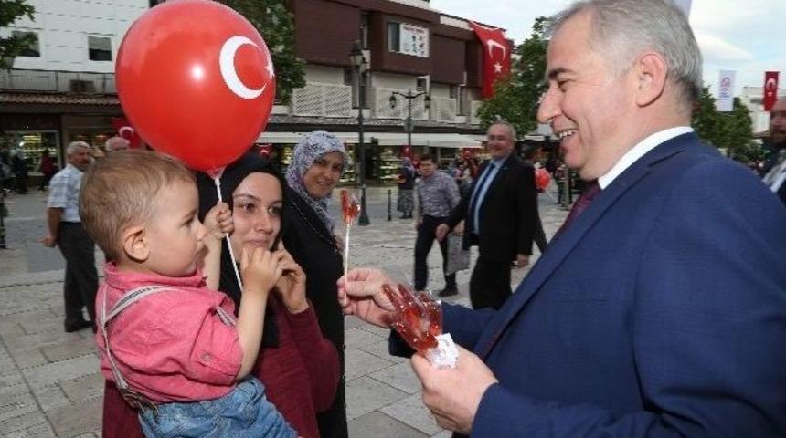 Başkan Zolan&rsquo;dan &Ccedil;ocuklara Horoz Şekeri