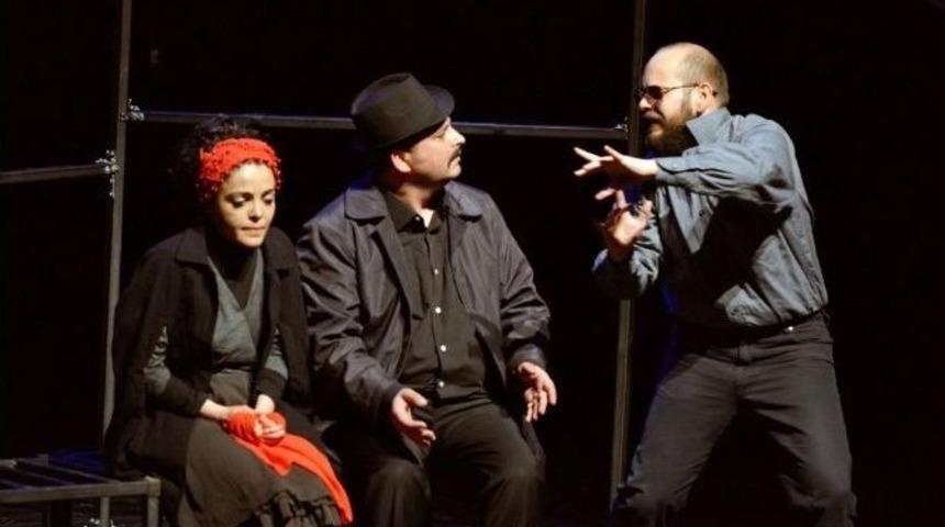 Nil&uuml;fer&rsquo;de Tiyatro Keyfi S&uuml;r&uuml;yor