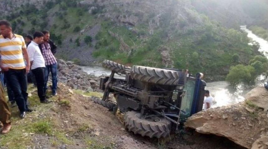 Uludere&rsquo;de Trakt&ouml;r Devrildi: 1 &Ouml;l&uuml;, 2 Yaralı