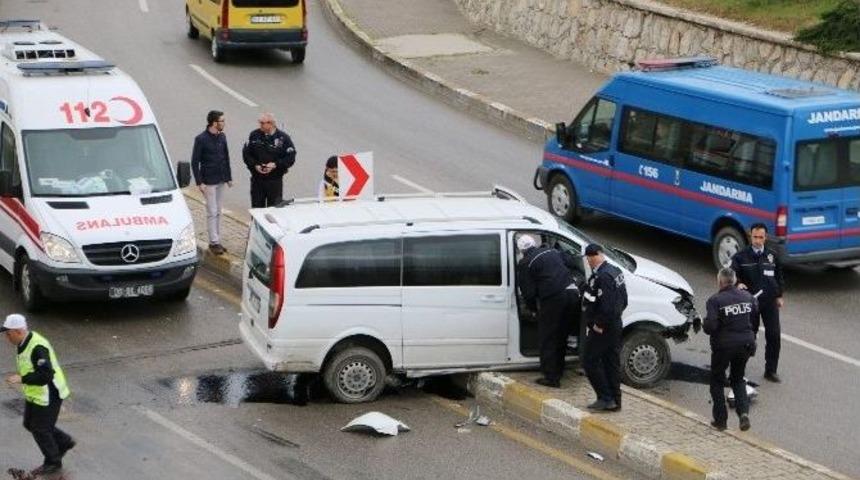 Kontrolden &Ccedil;ıkan Minib&uuml;s Alt Yola U&ccedil;tu: 1 Yaralı