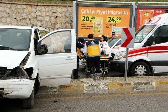 Kontrolden Çıkan Minibüs Alt Yola Uçtu: 1 Yaralı