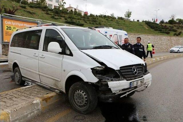 Kontrolden Çıkan Minibüs Alt Yola Uçtu: 1 Yaralı