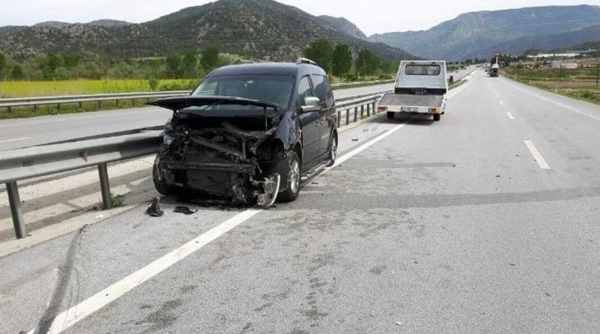 &Ccedil;orum&rsquo;da Otomobil Bariyerlere &Ccedil;arptı: 3 Yaralı