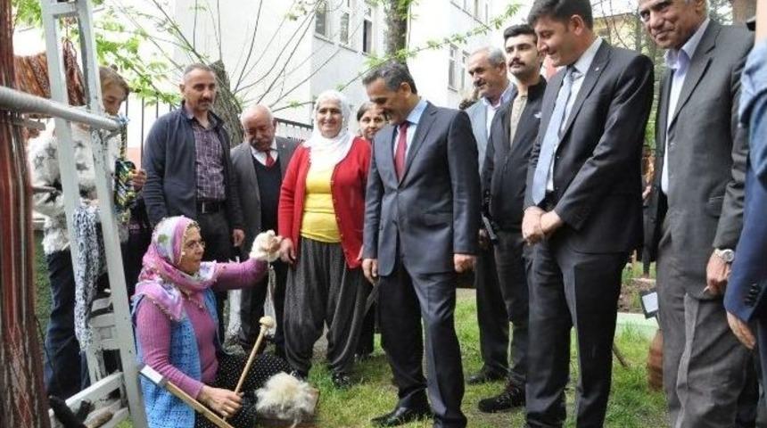Tunceli&rsquo;de &lsquo;&ccedil;emberimde G&uuml;l Oya&rsquo; Sergisi