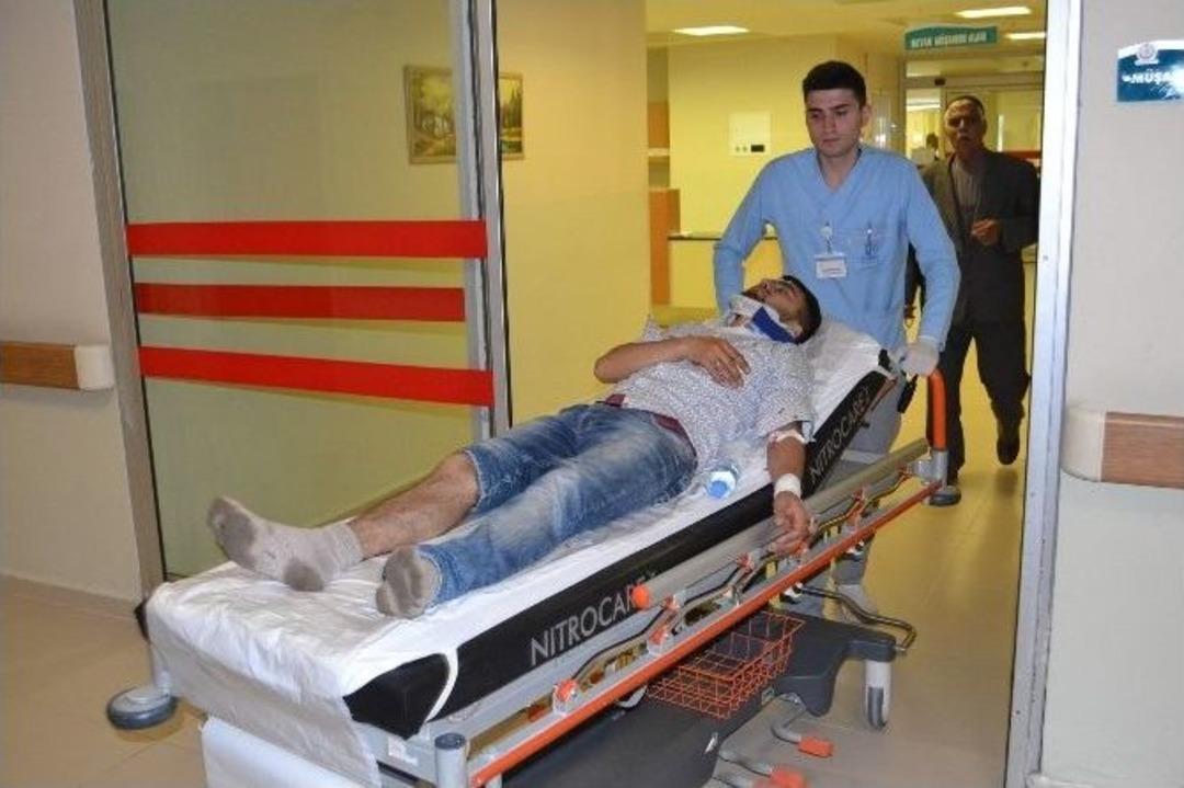 U&ccedil;an Otomobil Duvarı Deldi, O Anlar G&uuml;venlik Kamerasına Yansıdı