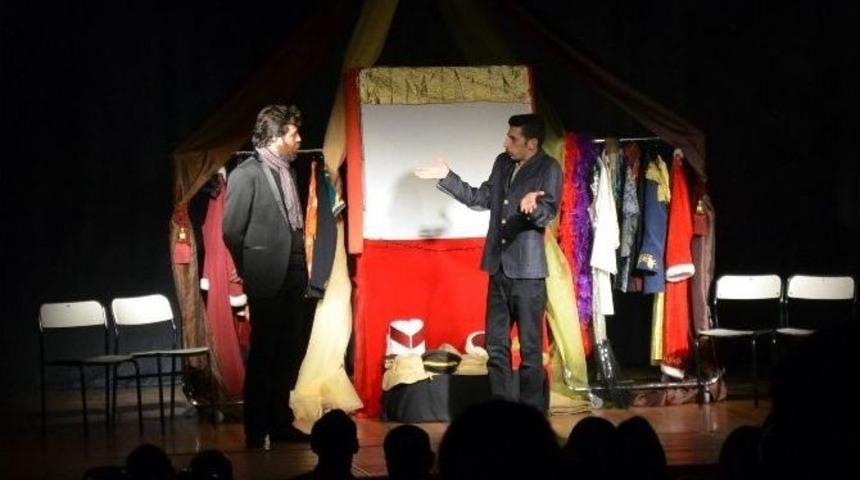 Hak Dostum Hak Sel&ccedil;uk&rsquo;ta Ayakta Alkışlandı