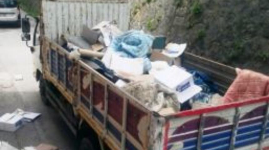 İzmit&rsquo;te &Ouml;len Bir Şahsın Evinden 2 Kamyon &Ccedil;&ouml;p &Ccedil;ıktı