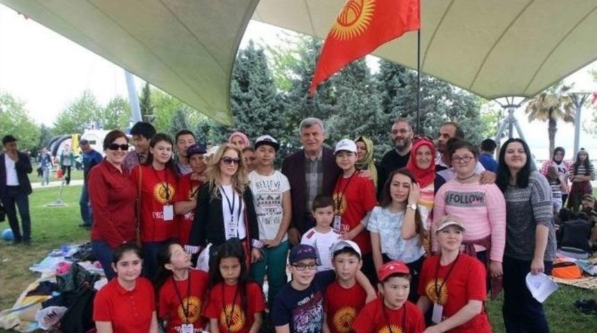 Başkan Karaosmaoğlu, 41 &Uuml;lkeden &Ccedil;ocukla Halay &Ccedil;ekti