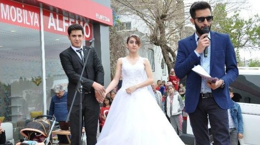 Gelinlik Ve Damatlıkla &Ccedil;ekilişe Katıldılar