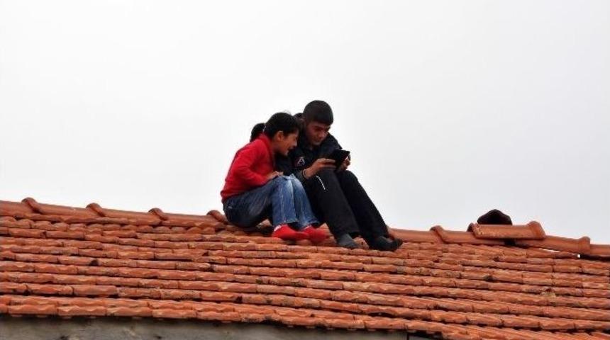 &Ouml;devlerini Yapabilmek İ&ccedil;in &Ccedil;atıya &Ccedil;ıkıyorlar