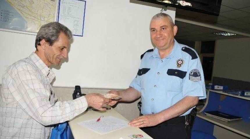 Sokakta Bulduğu Çantayı Polise Teslim Etti