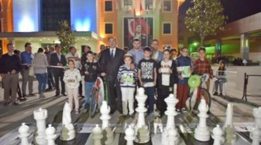 Satran&ccedil; Şampiyonlarına &Ouml;d&uuml;l