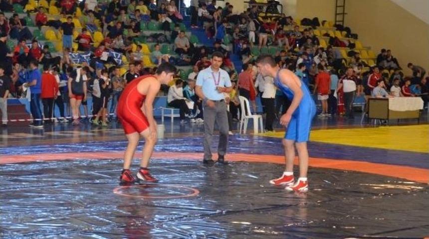 22 İlden 400 G&uuml;reş&ccedil;i Balıkesir&rsquo;de Ter D&ouml;kt&uuml;