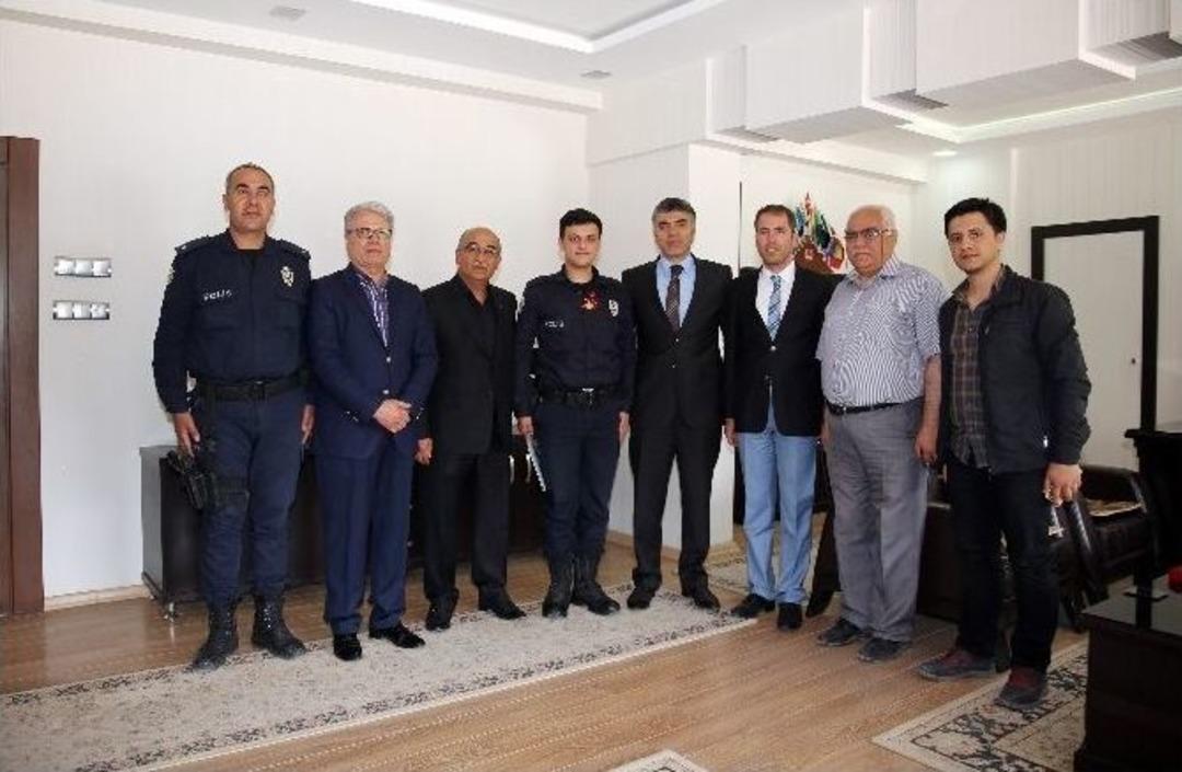 Roketli Saldırıda Yaralanan Kişiye Tampon Yapan Polis &Ouml;d&uuml;llendirildi