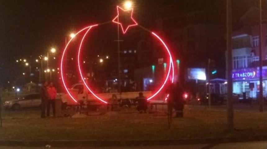 G&uuml;l&uuml;&ccedil;&rsquo;&uuml;n Girişine Işıklı Dev T&uuml;rk Bayrağı