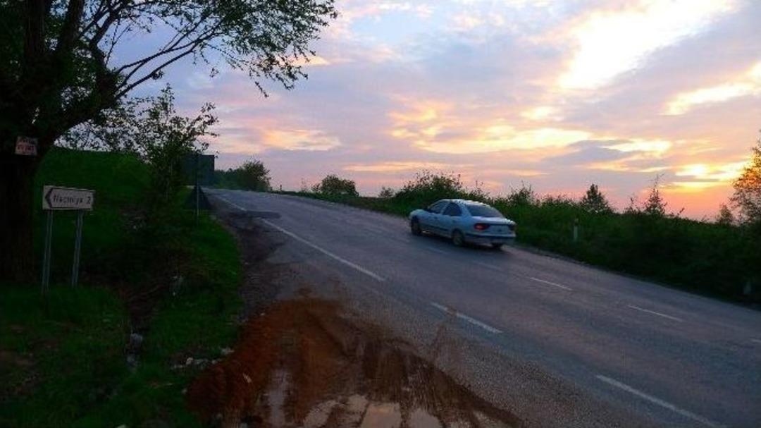 Bursa-bilecik Kara Yolu K&ouml;y Yolundan Farksız