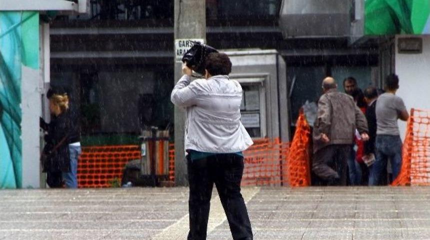 Samsun&rsquo;da Yağmur Vatandaşları Hazırlıksız Yakaladı