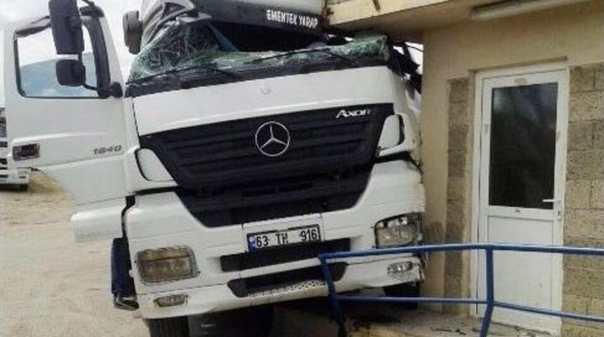 Takviye İle &Ccedil;alıştırılan Kamyon Bek&ccedil;i Kul&uuml;besine &Ccedil;arptı