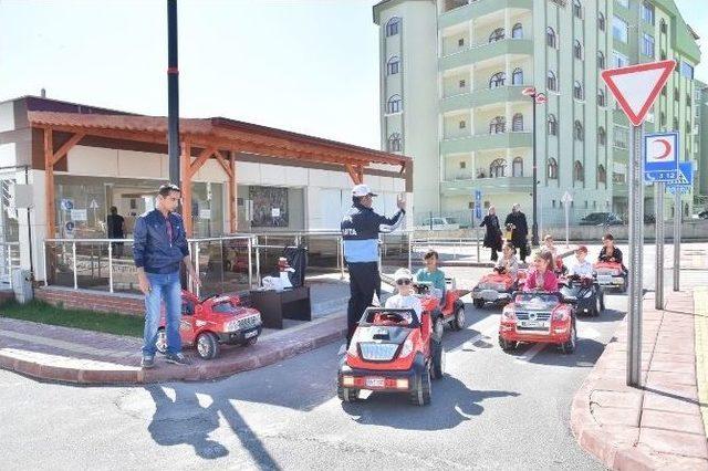 Öğrenciler, Trafik Kurallarını Eğlenerek Öğreniyor