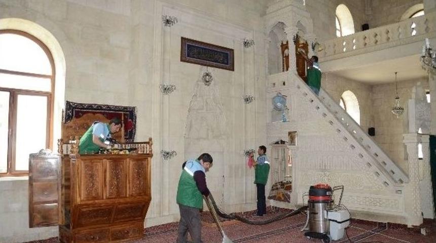 Darende Belediyesi, Camileri Temizlemeye Devam Ediyor