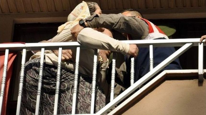 Aile İ&ccedil;i Tartışma Balkon Demirlerine &Ccedil;ıkardı