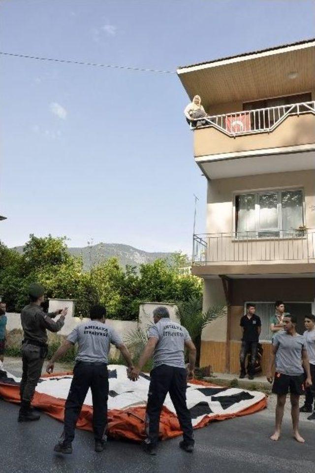 Aile İçi Tartışma Balkon Demirlerine Çıkardı