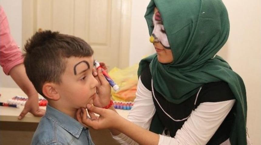 Başkan Akcan&rsquo;ın Tiyatro Hediyesine &Ccedil;ocuklardan B&uuml;y&uuml;k İlgi